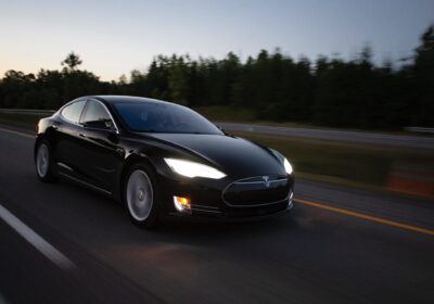 Tesla zamyka burzliwy rok masowym odwołań